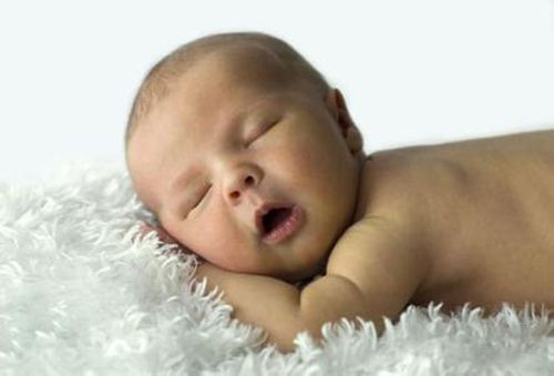 宝宝趴着睡觉是怎么回事（宝宝趴着睡觉是什么原因?）