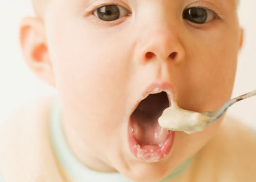 混合喂养的宝宝什么时候添加辅食 混合喂养的孩子什么时候开始添加辅食