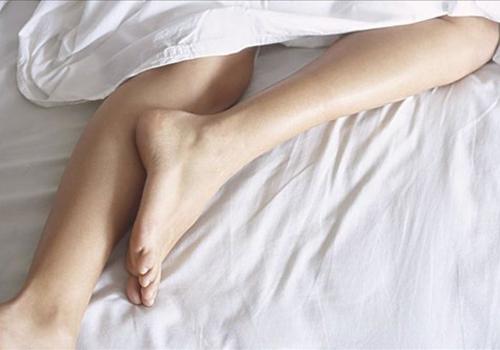 腿抽筋是什么原因引起的（睡觉时腿抽筋是什么原因引起的）