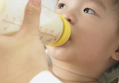 宝宝一岁半不爱喝奶粉怎么办（一岁半的孩子不爱喝奶粉怎么办）