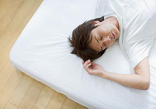 睡觉起来口干舌燥是怎么回事 为什么睡觉起来口干舌燥