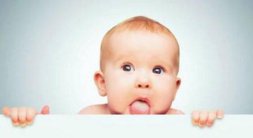 宝宝舌苔厚白是怎么会事 宝宝一直舌苔厚白是怎么回事