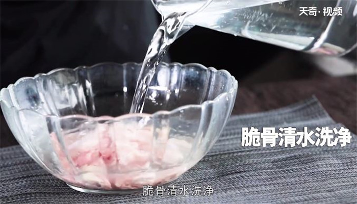 酸辣鸡脆骨怎么做 酸辣鸡脆骨的做法