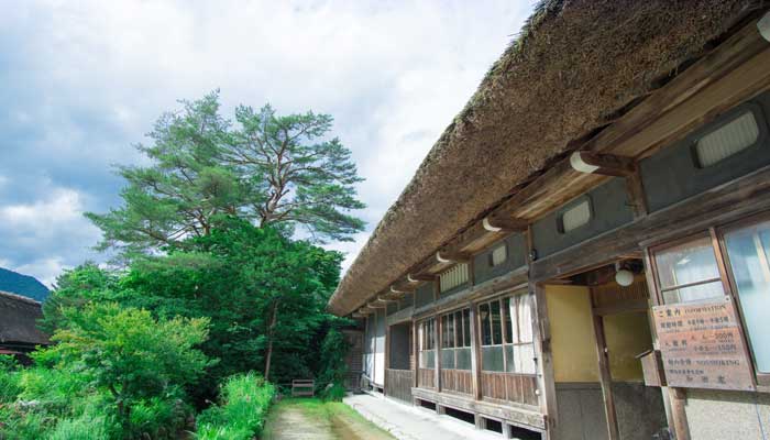 饱经风霜的老屋写一段话  饱经风霜的老屋写一段话200字