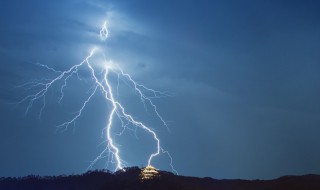 在野外防止被雷击的正确办法是（在野外防止被雷击的正确办法是哪一条）