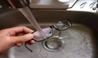 洗洁精洗眼镜越洗越花 经常用洗洁精洗眼镜