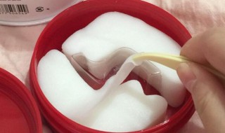 先用眼膜还是先擦水乳（先用眼膜还是先擦水乳霜）