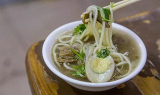 酸菜肉丝卤蛋面步骤（酸菜鸡蛋卤面条）