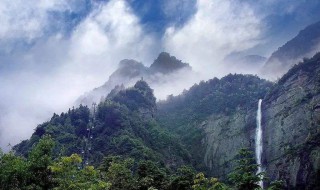 用一句话形容庐山瀑布 用一句话形容庐山瀑布的美景