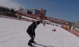 初学者滑雪的正确方法 初学者滑雪技巧