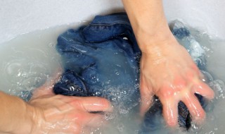 手洗衣服拧干方法 手洗衣服怎么拧干不变形
