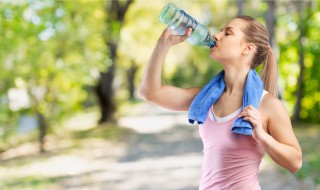 一天喝多少水才能减肥 一天喝多少水才能减肥最快