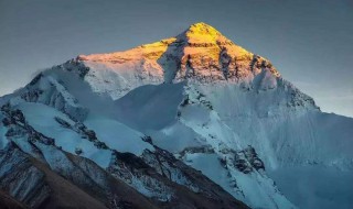 珠穆朗玛峰第一个登顶的人是谁（珠穆朗玛峰的第一个登山人是谁）