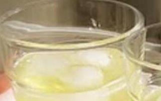 柠檬泡酒的功效与作用 柠檬泡酒的功效与作用及食用方法