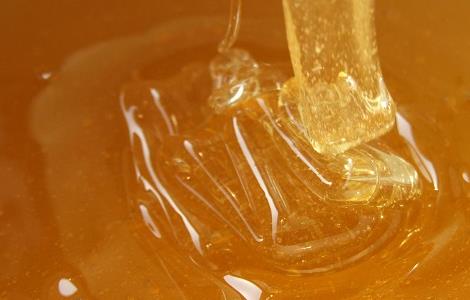 土蜂蜜泡水喝的功效与作用 土蜂蜜水的功效和作用
