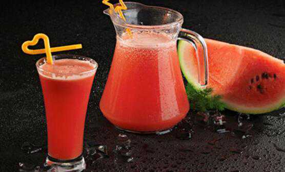 西瓜汁的功效与作用，西瓜汁的好处（西瓜汁的功效与作用,西瓜汁的好处是什么）