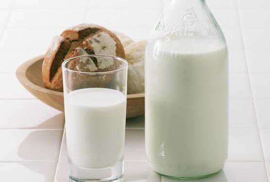 成年后每天喝牛奶有什么用吗（成年以后喝牛奶有什么好处）