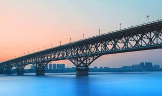 南京长江大桥是谁设计建造的（南京第一座长江大桥是谁建的）