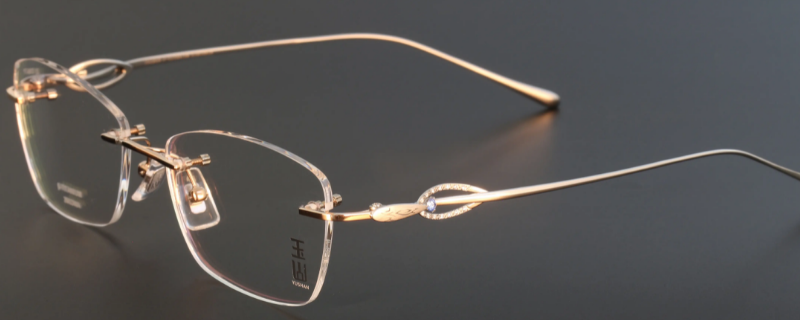 眼镜放在眼镜盒里的正确方法 眼镜放在眼镜盒里的正确方式