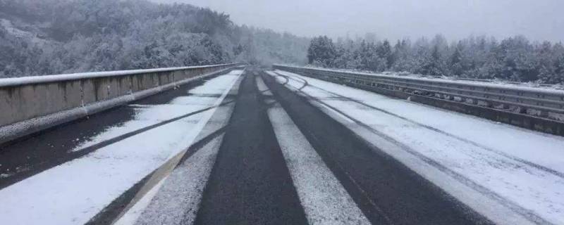 高速上下雪怎么办 高速路上下雪怎么办