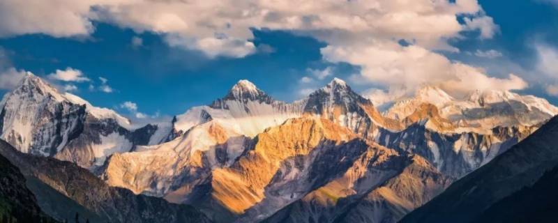新疆最高的山峰（新疆最高的山峰海拔多少米）