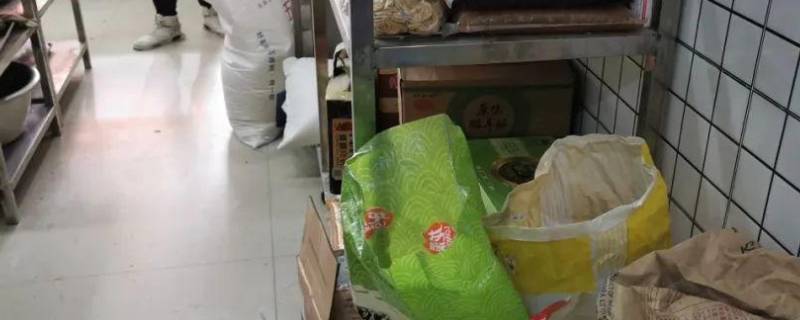 食品贮存离地离墙原因（将食品离地离墙贮存是为了 多选答案）