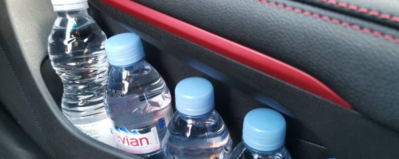 矿泉水放在车上受高温可喝吗（高温天气放在车里的矿泉水还能喝）