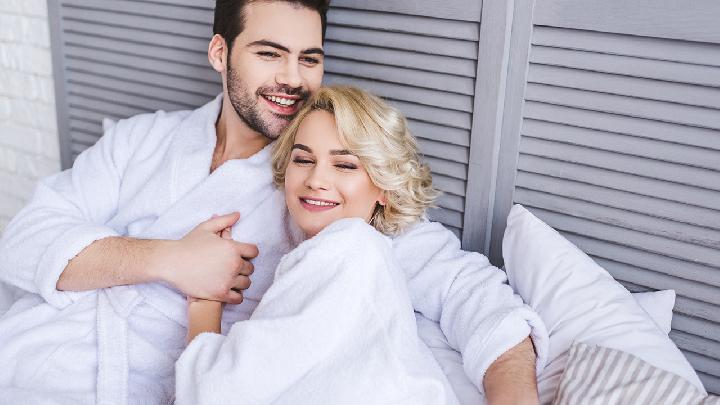 哪些性爱技巧可以让男人在床上更持久？这些方法帮你延长性交时间