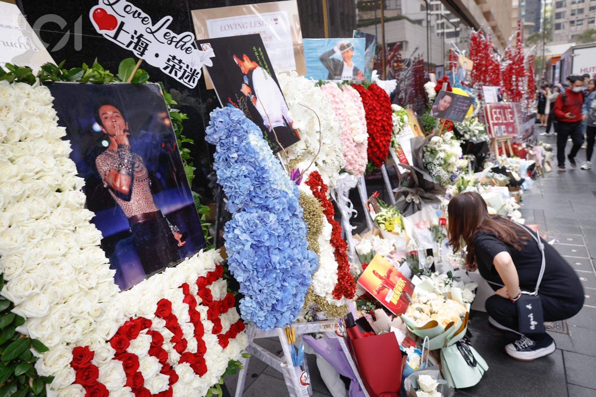 张国荣逝世20周年：香港纪念现场成花海，有国外粉丝冒雨祭奠