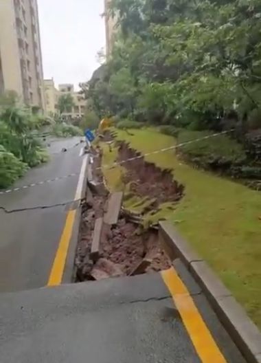 重庆万州区一小区地面沉降，官方：系连日强降雨导致土体饱和，土体抗剪强度显著降低所致  