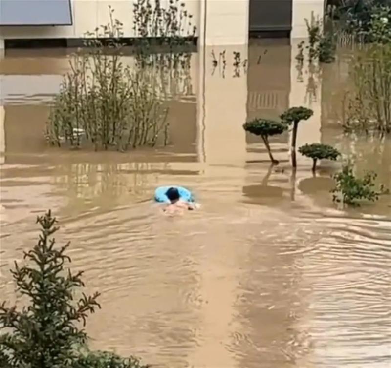 小区遭洪水围困，他从二楼跳入四五米深污水中，潜水为救援艇开门