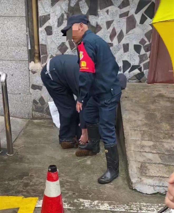 网曝“女子被住建局保安踩在脚下”，咸阳警方通报