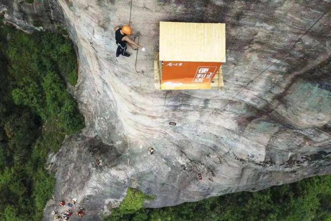 湖南一景区在悬崖壁上建便利店 景区：为攀岩者设立 靠人工将水背上崖壁