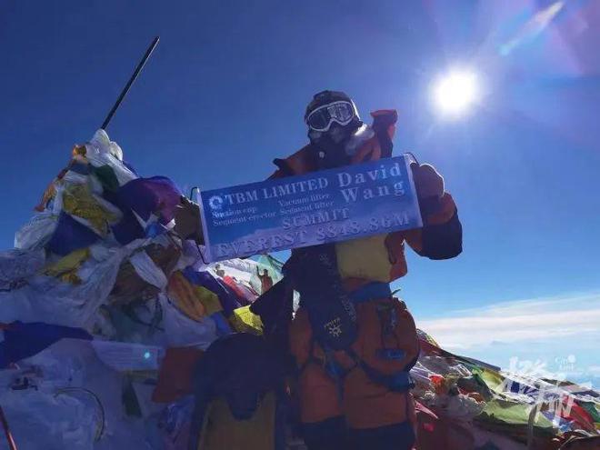 登顶珠峰后被向导抛弃，13小时一个人无氧气罐下撤…上海一登山爱好者称几近遇难