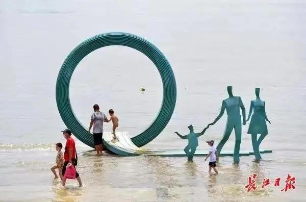武汉一家三口的雕塑变成一家五口：“一孩变三孩”