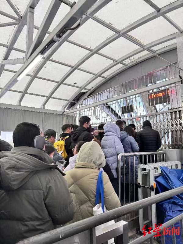 大雪后的北京地铁：昌平线降速，部分“打工人”迟到
