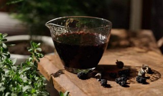 桑葚泡水喝的功效和作用 红枣枸杞黑桑葚泡水喝的功效和作用