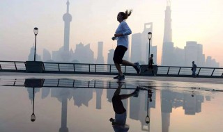 晨跑下雨的心情短语（晨跑下雨的心情短语句子）