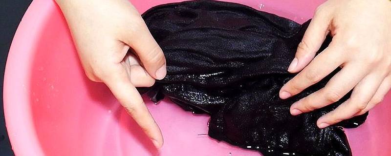 黑衣服第一次洗怎么防止掉色 黑色衣怎样洗才能防止掉色