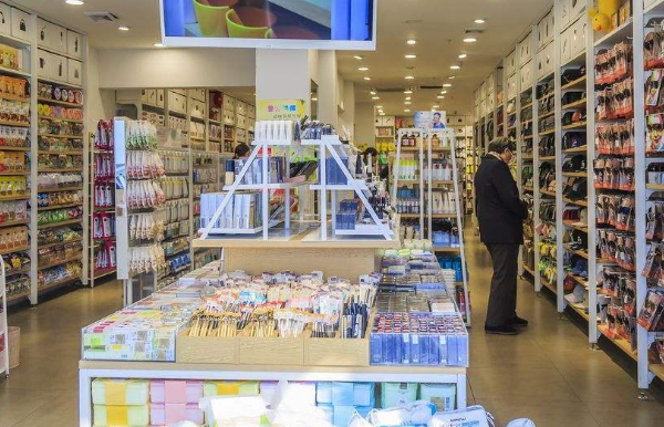 精品店货架厂家有哪些（精品店货架厂家有哪些呢）