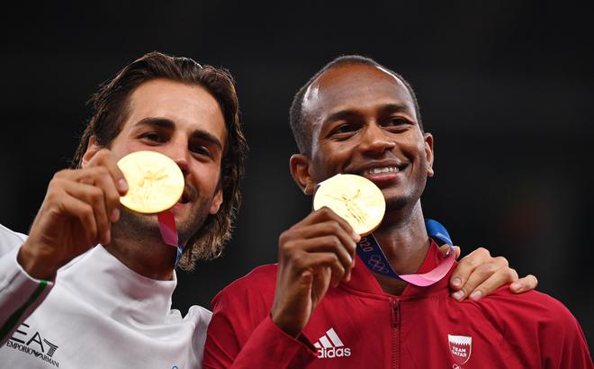 东京奥运会上，巴尔希姆（右）与坦贝里共享金牌
