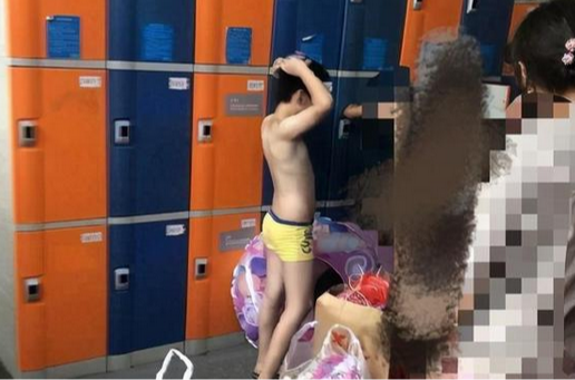 男孩进入女更衣室，偷看女顾客洗澡，一句小孩不懂事就了结？