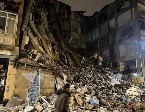 地震中6000栋建筑倒塌 地震大楼倒塌
