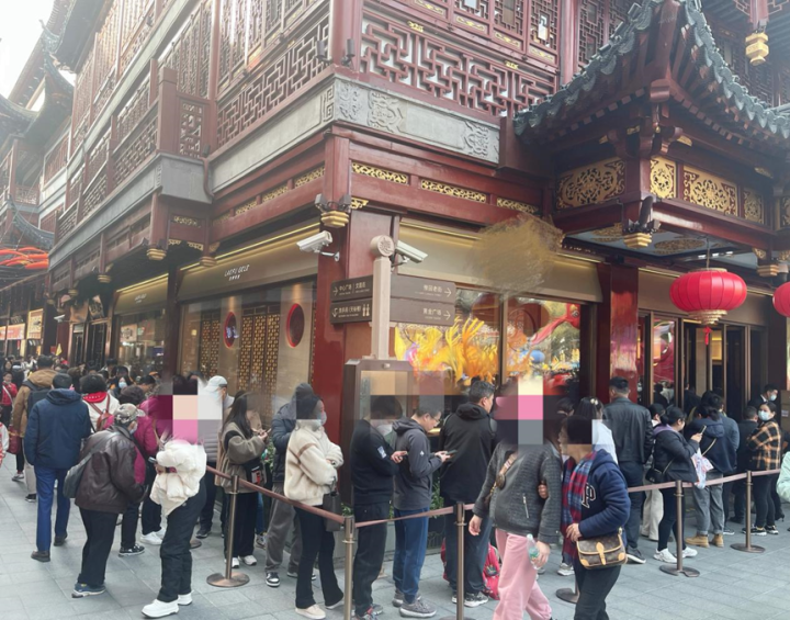 每克超860元，杭州姑娘金店排队一小时，花费5万多，网友：值得吗？