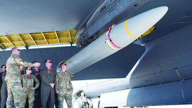 美轰炸机挂高超导弹现身关岛，专家：不止有“向中国示威”潜在含义