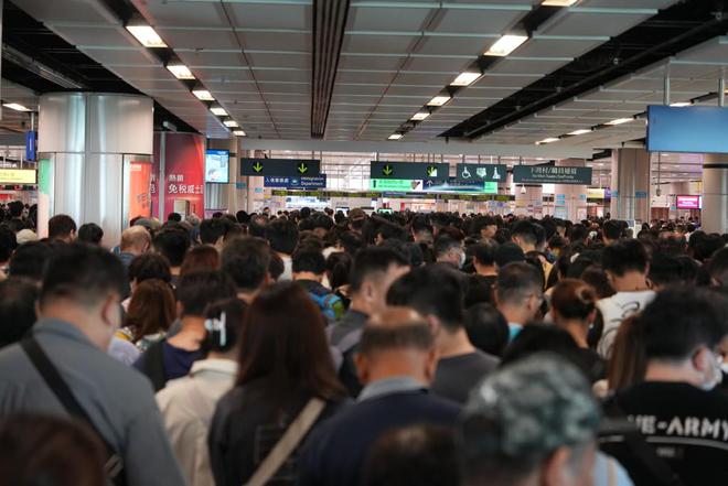 一天46万香港人涌入深圳 汹涌的过关人流刷屏网络